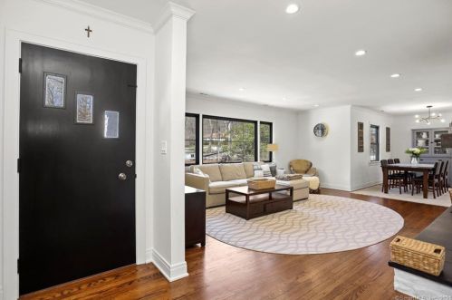 137 Woodbrook Dr, Stamford, CT 06907-1034
