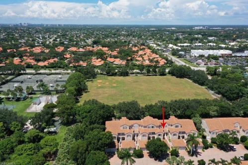 8390 Excalibur Cir, Naples FL  34108-7723 exterior