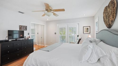 5904 Bayview Cir, Saint Petersburg FL  33707-3930 exterior