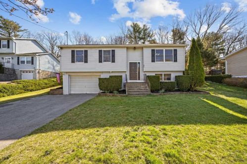 8 Susan Ct, Hyde Park, NY 12538-2218