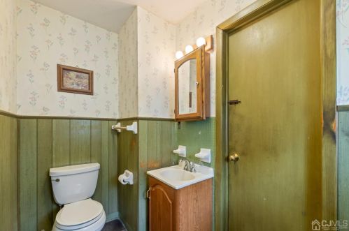 60 Schoolhouse Ln, East Brunswick NJ  08816-1251 exterior