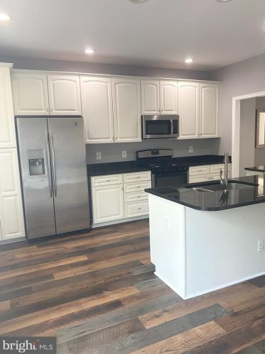 14705 Potomac Branch Dr, Woodbridge VA  22191-4023 exterior