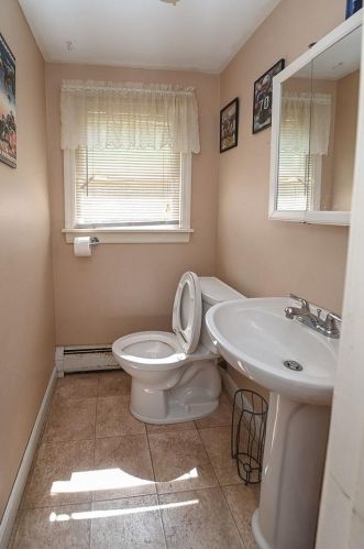 17 English Range Rd, Derry NH 03038-5323 exterior