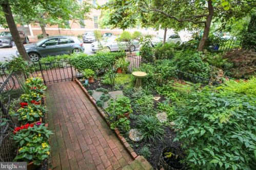 718 9th St, Washington, DC 20003-2804