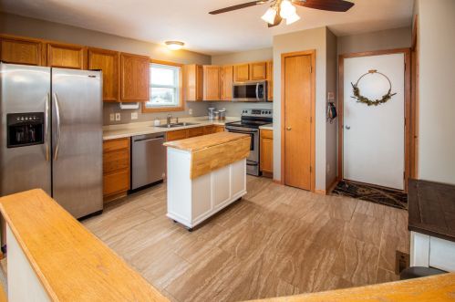 505 Autumn Crest Dr, Watertown, WI 53094-5916