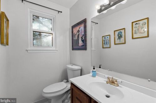 5593 Neddleton Ave, Woodbridge VA  22193-4156 exterior