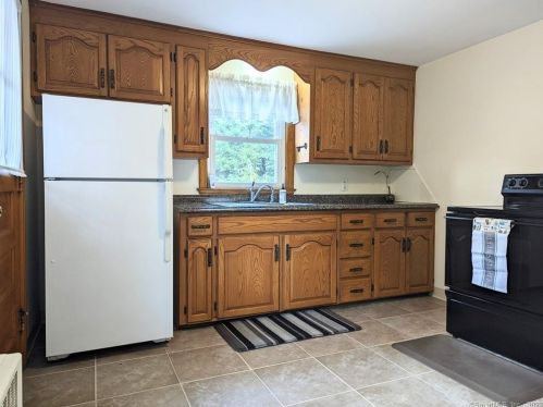 404 Elmwood Dr, Windsor Locks, CT 06096-1621