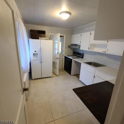 49 Independence Dr, Roselle, NJ 07203-2408