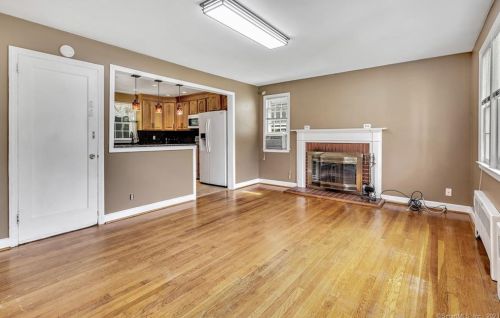 342 Lakeside Dr, Bridgeport, CT 06606-1946