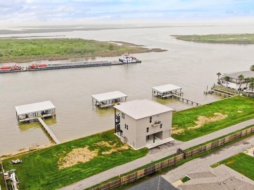 1105 Water St, Port O' Connor, TX 77982