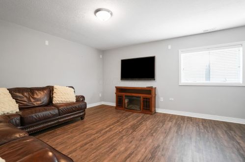 716 Ballater Dr, Delaware OH  43015-7184 exterior