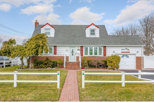 101 30th St, Copiague, NY 11726-2616
