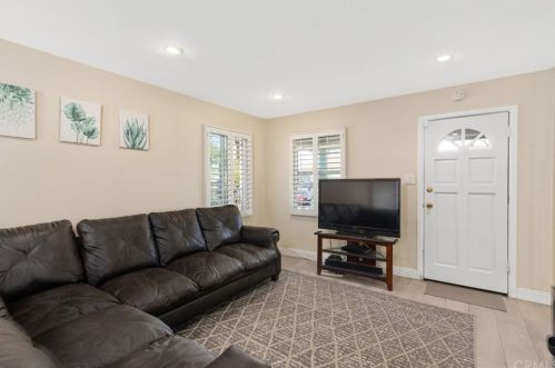 418 184th St, Long Beach, CA 90746-2111