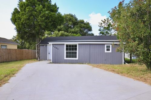 1201 North Ave, Tavares, FL 32778-2923
