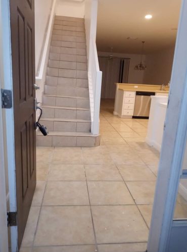 1043 Pinewood Lake Ct, West Palm Beach, FL 33415-1498