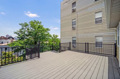 81 Edgewater Pl, Edgewater NJ  07020-1205 exterior