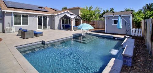 9674 Two Harbors Dr, Elk Grove CA  95624-4491 exterior