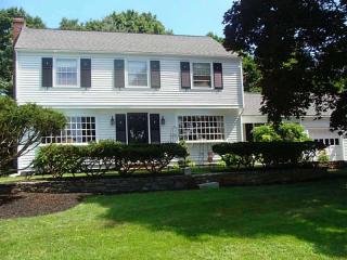 6 Honeysuckle Ct, Barrington, RI 02806-4802