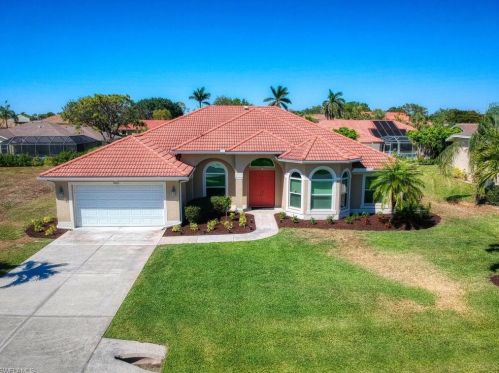 9882 El Greco Cir, Bonita Springs, FL 34135-6885
