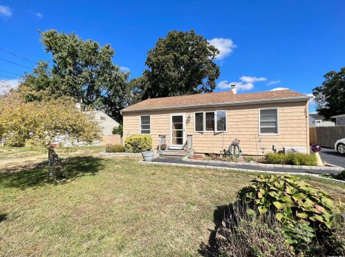 39 Cherubina Ln, Babylon, NY 11703-1705