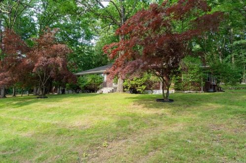 4 Hillside Ter, Airmont NY  10901-2105 exterior