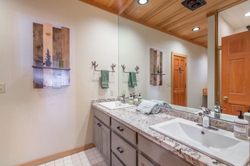 358 Skidder Trl, Truckee CA  96161-3928 exterior