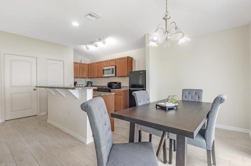 1601 29th St, Cape Coral, FL 33914-4062
