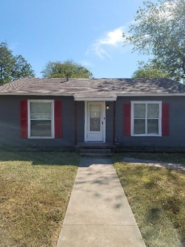 303 Poindexter Ave, Cleburne TX  76033-4423 exterior