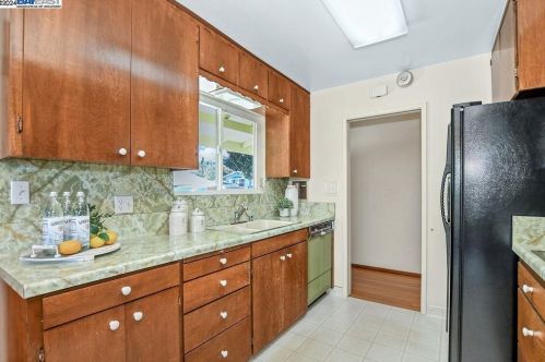 940 Marlesta Rd, Pinole CA  94564-2609 exterior