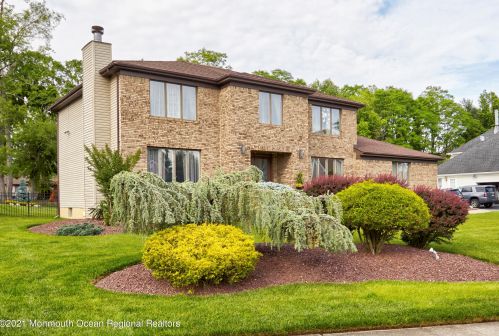 5 Further Ln, Morganville, NJ 07751-1173