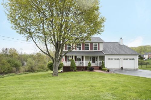 31 Summer Ln, North Haven, CT 06473-3574