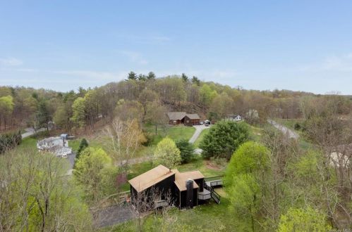 6 Creekside Ln, Pleasant Valley NY  12569-7538 exterior