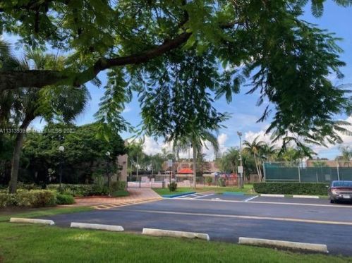 12325 11th St, Hollywood, FL 33026-3893