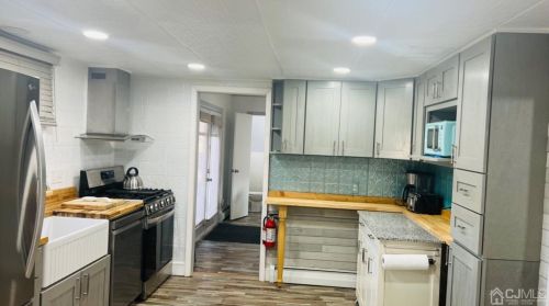 15 Milton Ave, East Brunswick NJ  08816-1229 exterior