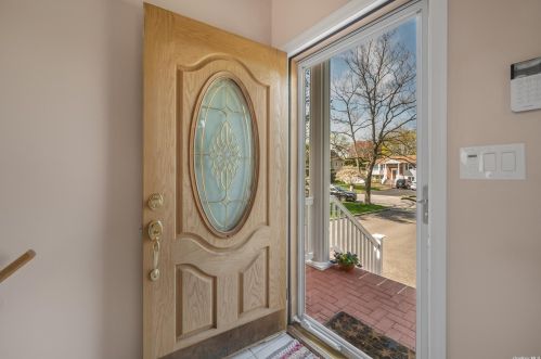 7 Stell Ln, Elwood, NY 11731-4510