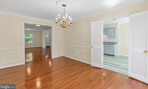 2827 Flagmaker Dr, Falls Church VA  22042-2204 exterior