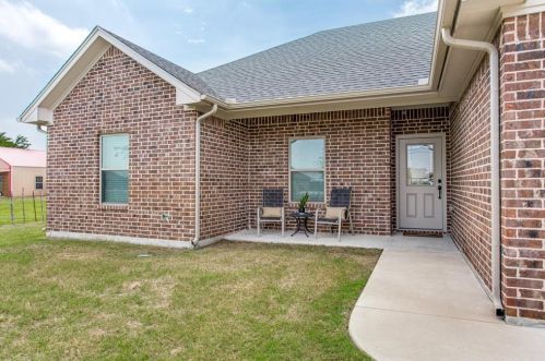 614 Mohawk Dr, Tioga, TX 76271-2574