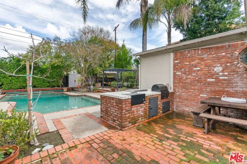 11945 Addison St, North Hollywood CA  91607-3157 exterior