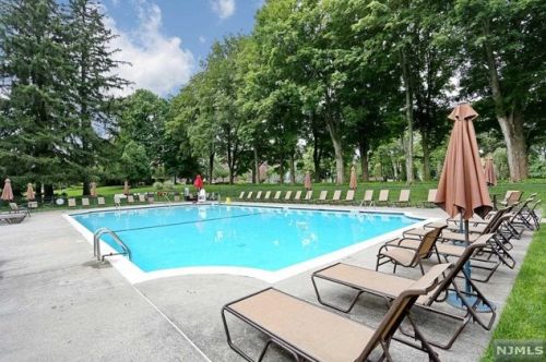 3402 Rio Vista Dr, Mahwah NJ  07430-4005 exterior
