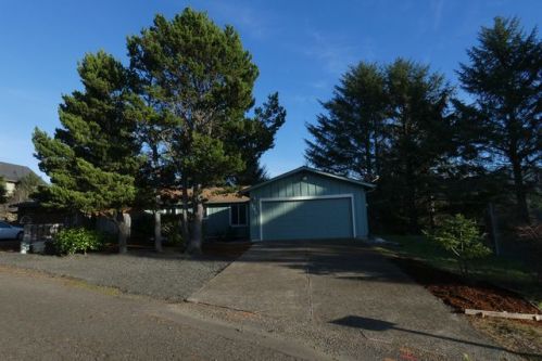 145 Spruce Ct, Depoe Bay, OR 97341-9850