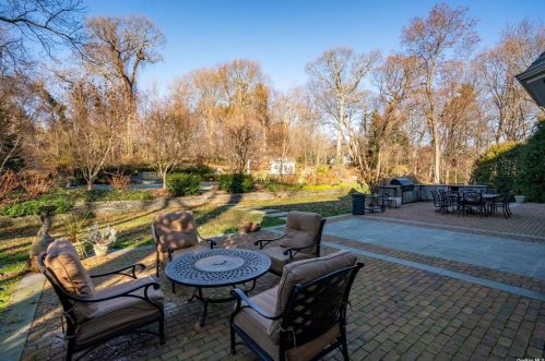 33 Farmstead Ln, Muttontown NY  11545-2601 exterior