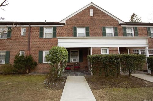 6 Robins Cres, New Rochelle, NY 10801-1004