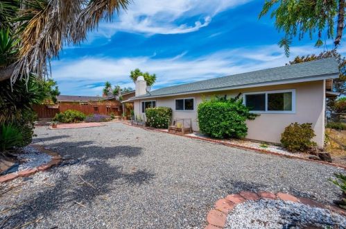 4047 Vista Calaveras St, Oceanside CA  92056-4607 exterior