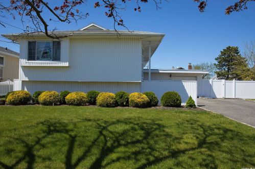 142 Harris Dr, Rockville Centre, NY 11572-5714
