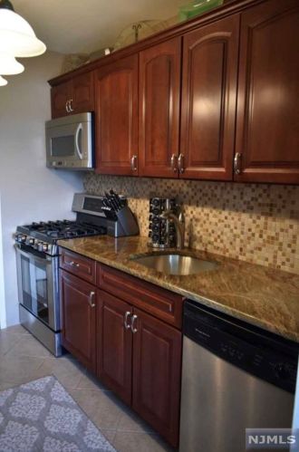 1375 River Rd, Edgewater NJ 07020-1518 exterior