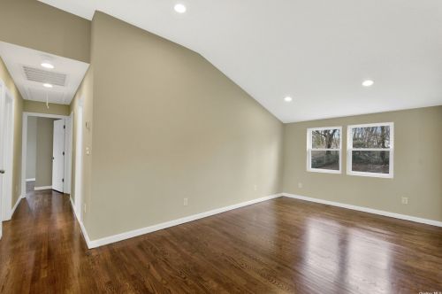 9 Brookwood Dr, Wheatley Heights NY  11798-1005 exterior