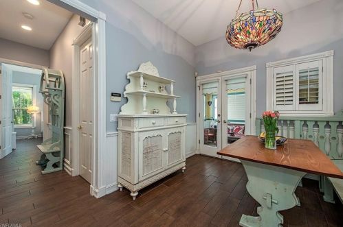 9422 Vanderbilt Dr, Naples FL  34108-2309 exterior