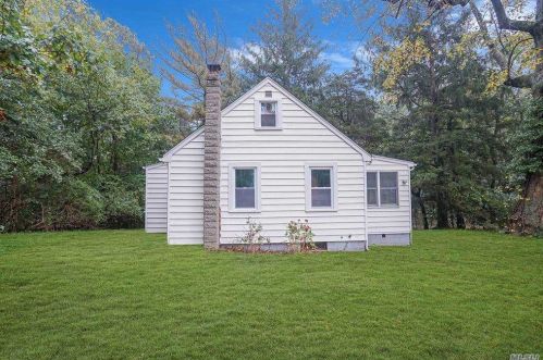 37 Lynbrook Dr, Scotts Beach, NY 11789-1413
