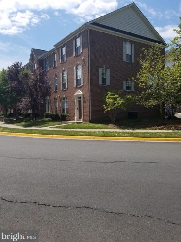 2315 Potomac Club Pkwy, Woodbridge, VA 22191-6519