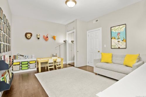 579 Bedford Rd, Pleasantville NY  10570-3348 exterior
